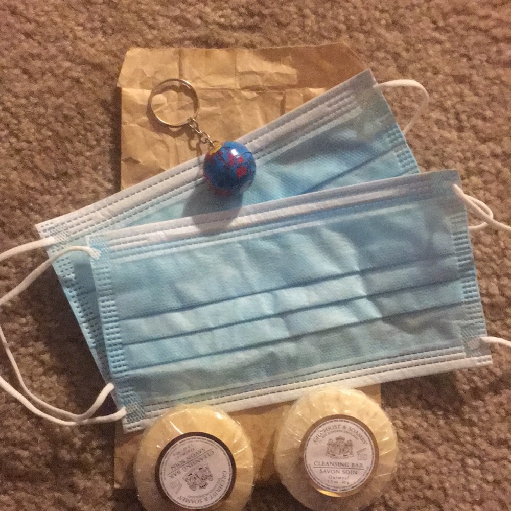 2 face mask,2 cleansing soaps,1 earth key chain.